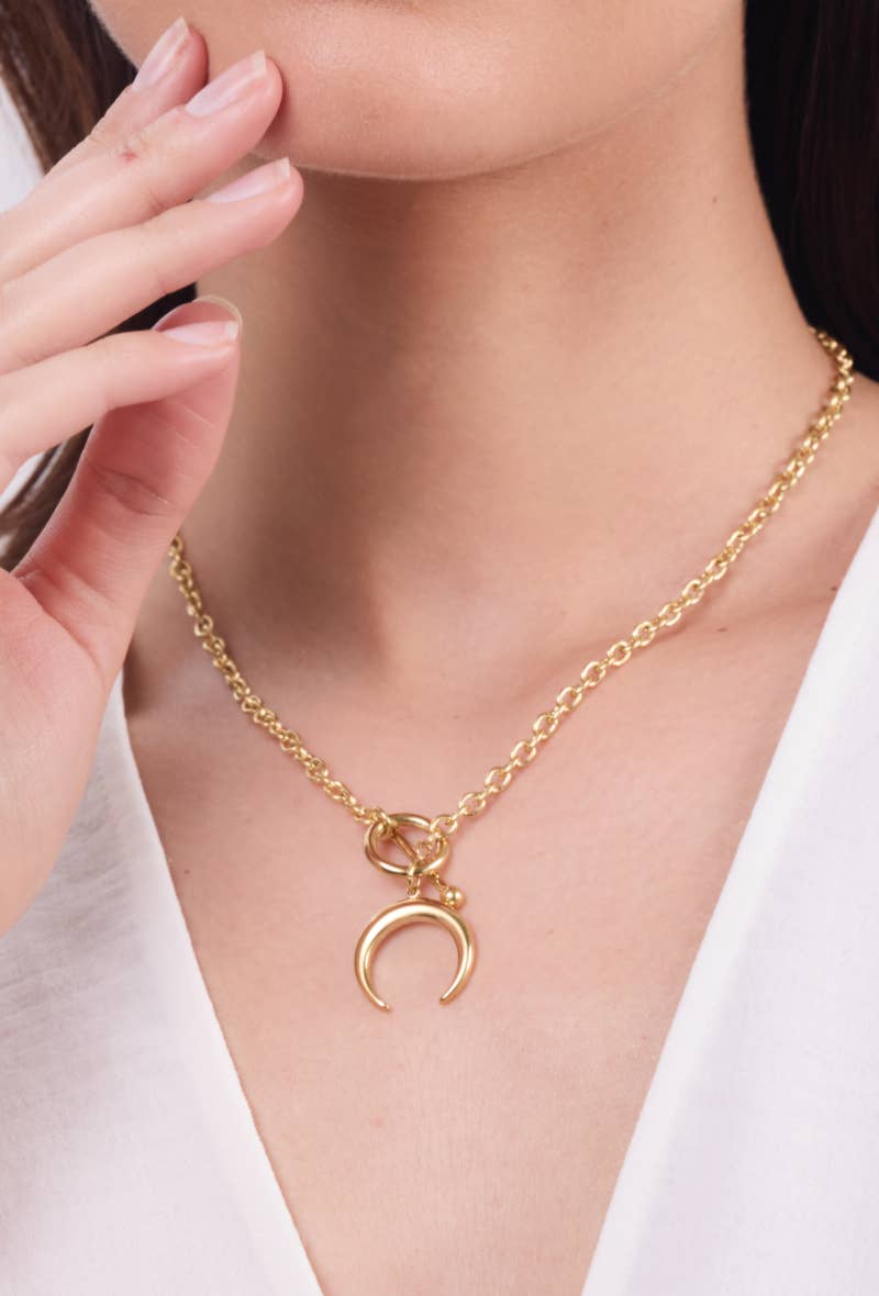 Goldene Halskette mit Halbmond-Anhänger im minimalistischen Design