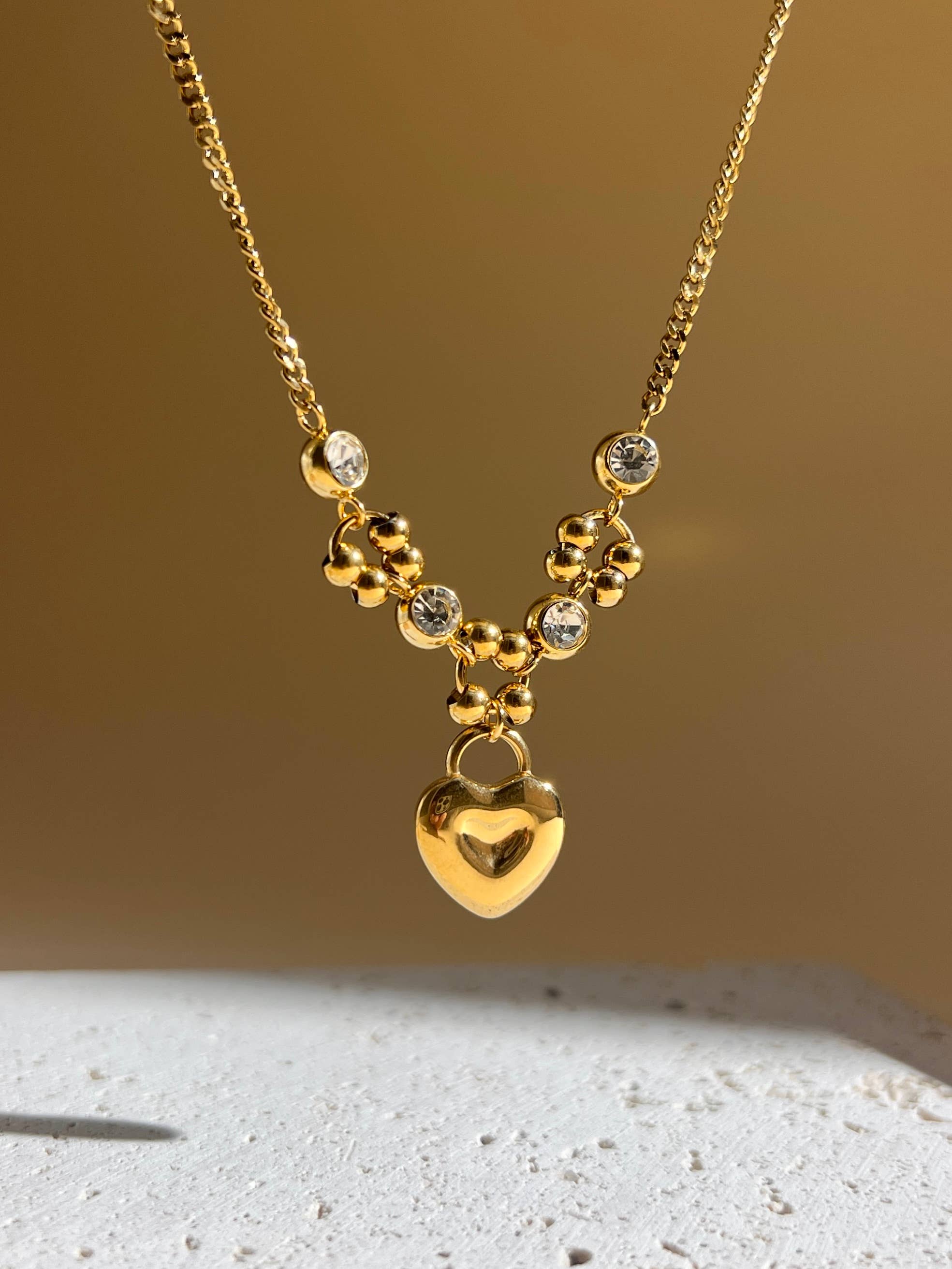Goldene Edelstahlkette mit Herzanhänger und Zirkoniasteinen – romantisch & elegant