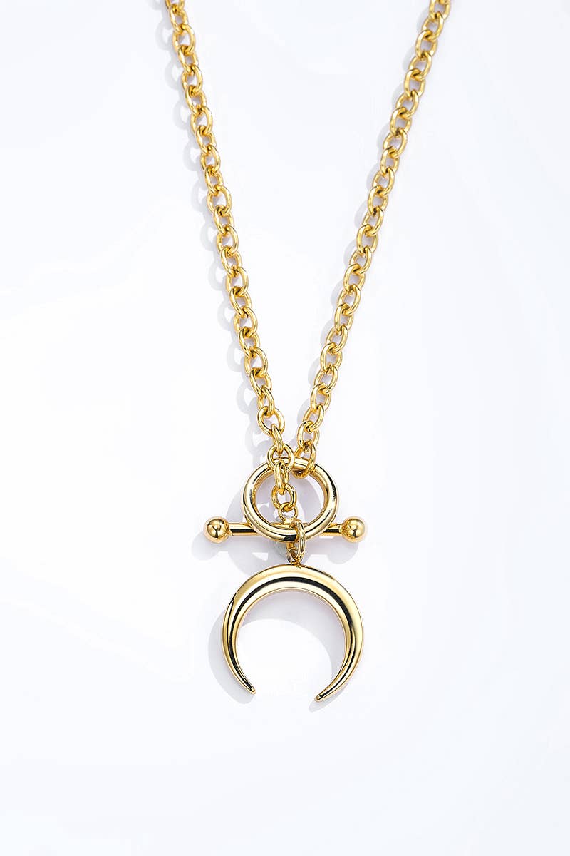 Goldene Halskette mit Halbmond-Anhänger im minimalistischen Design Bohomar Studio