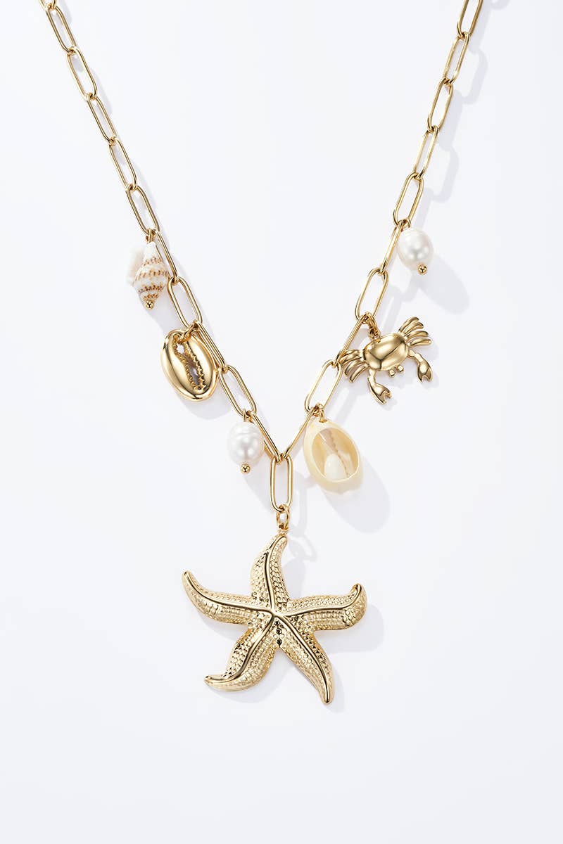 Bohomar Studio goldene Statement Halskette mit Seestern Anhänger Muscheln Perlen und maritimen Charms aus Edelstahl 18K vergoldet