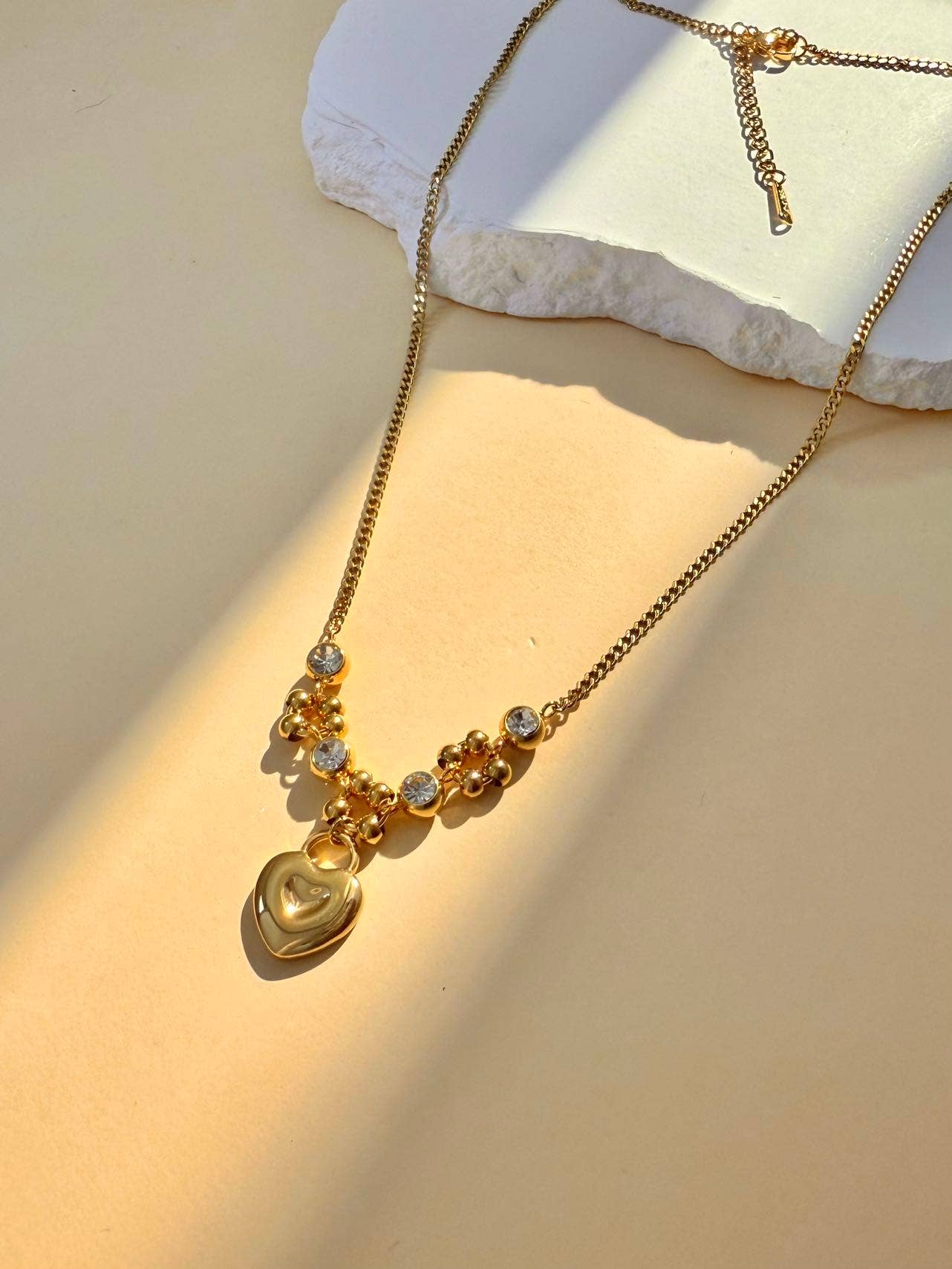 Goldene Edelstahlkette mit Herzanhänger und Zirkoniasteinen – romantisch & elegant