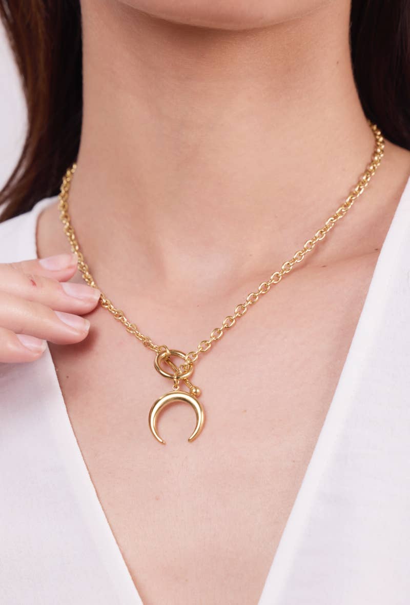 Goldene Halskette mit Halbmond-Anhänger im minimalistischen Design Bohomar Studio