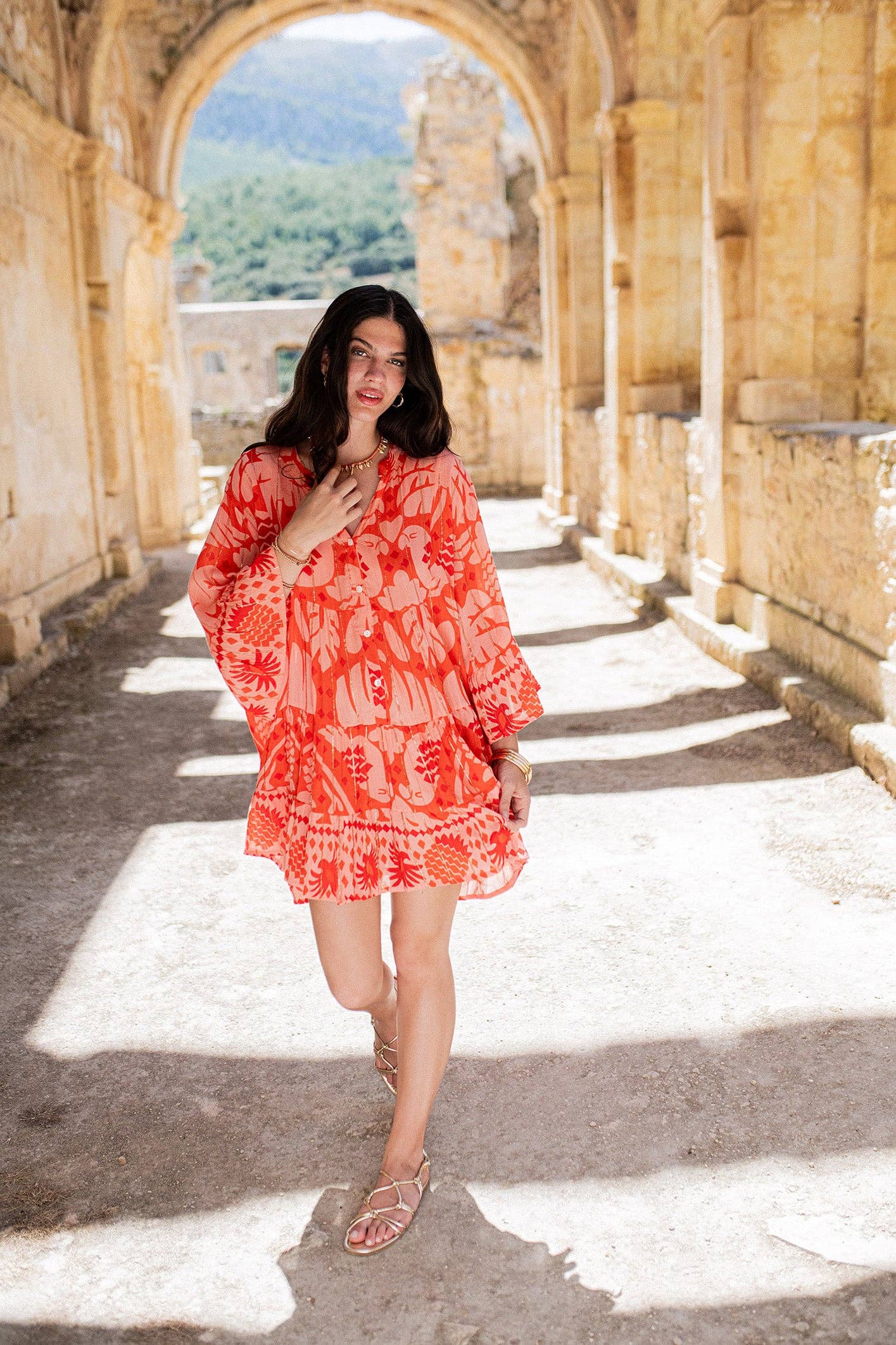 Bohomar Studio rotes Boho Sommerkleid mit grafischem Print und fließenden Ärmeln