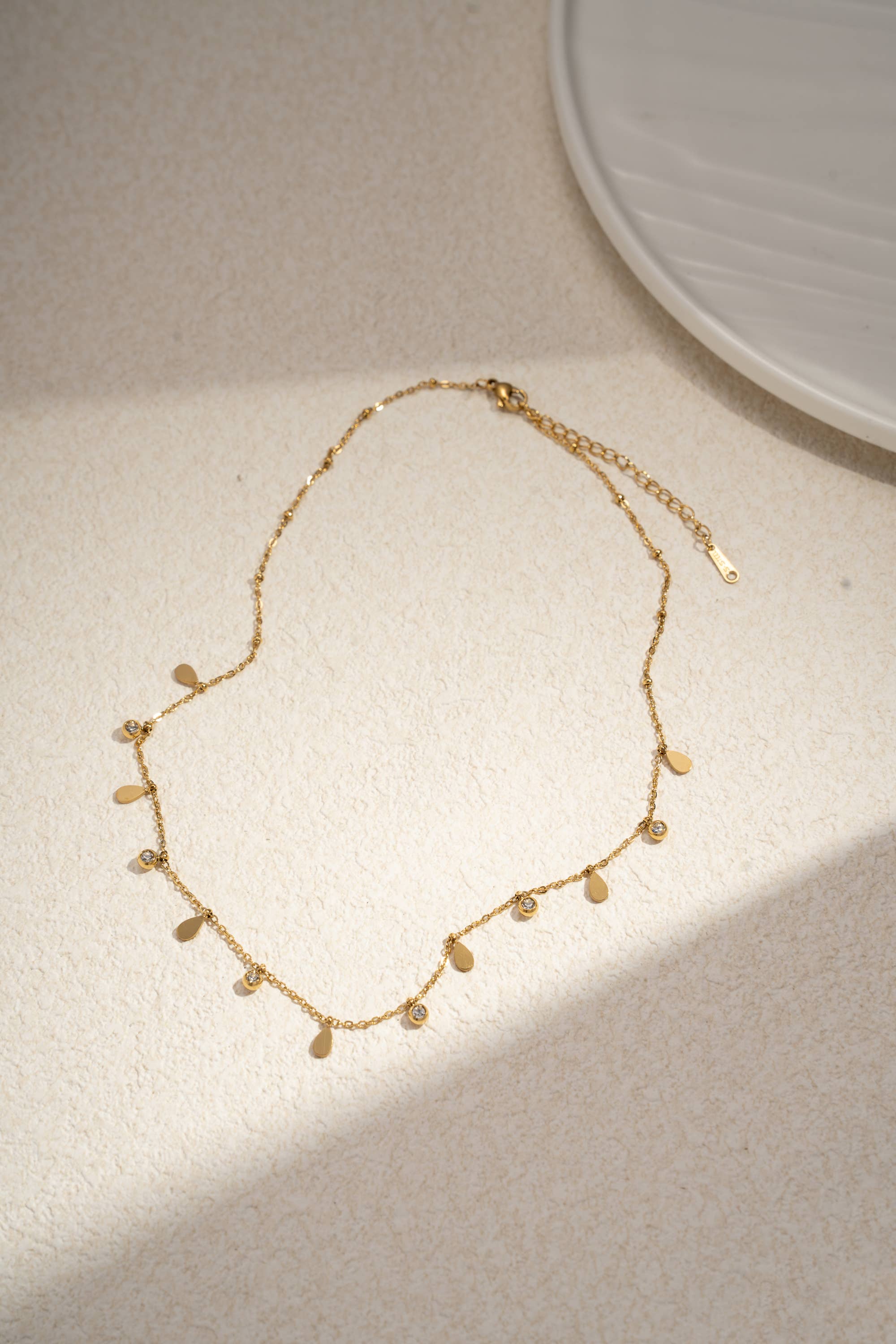 Bohomar Studio zarte goldene Kette mit Tropfen Anhängern und Kristallen filigraner Schmuck