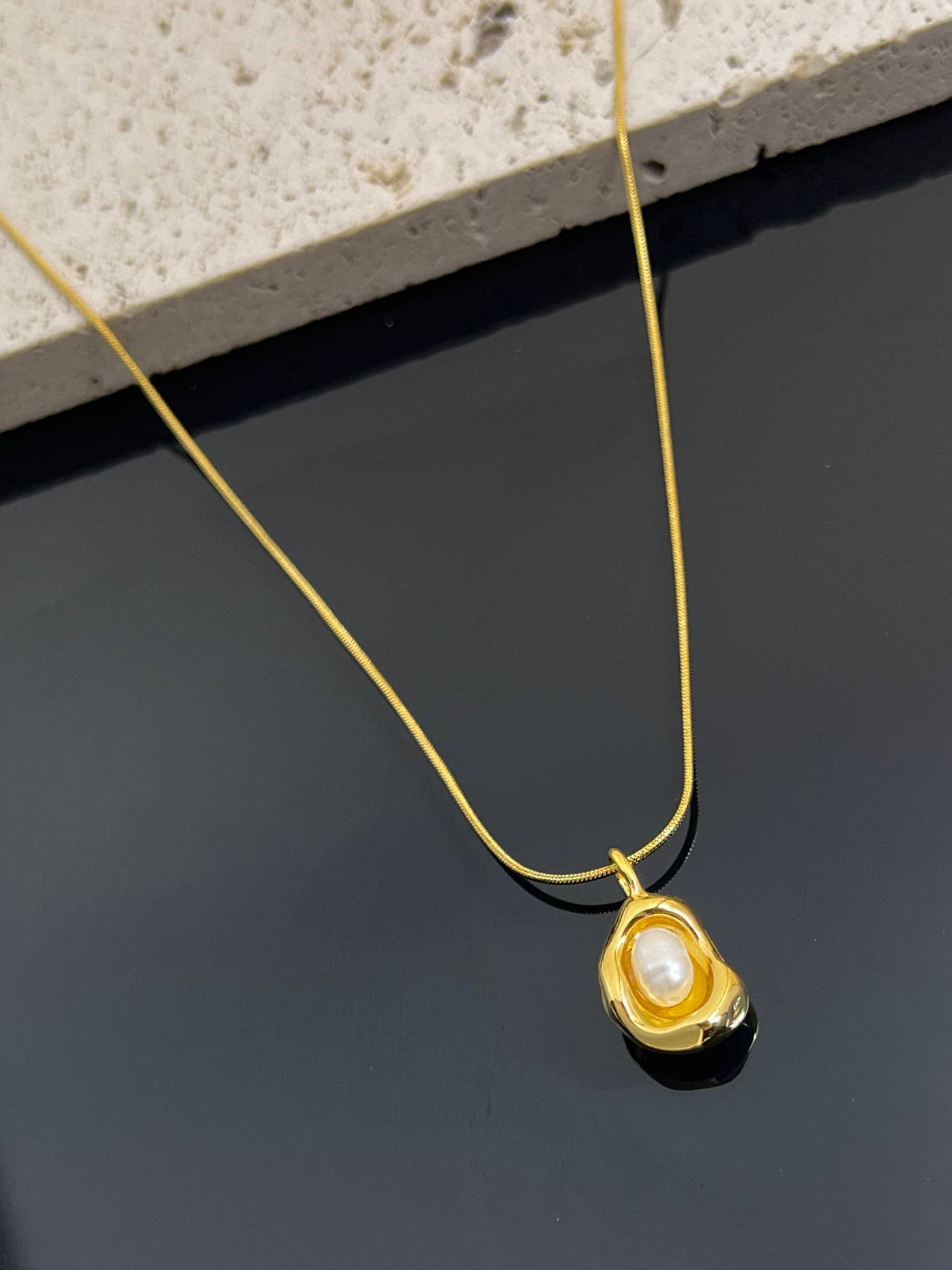 Bohomar Studio goldene Kette mit organischem Anhänger und Perle minimalistischer Boho Schmuck