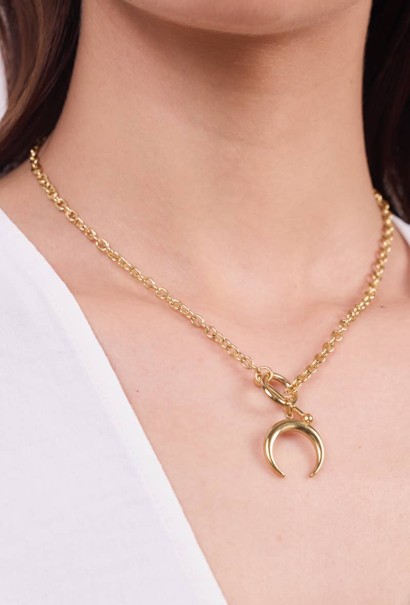Goldene Halskette mit Halbmond-Anhänger im minimalistischen Design Bohomar Studio