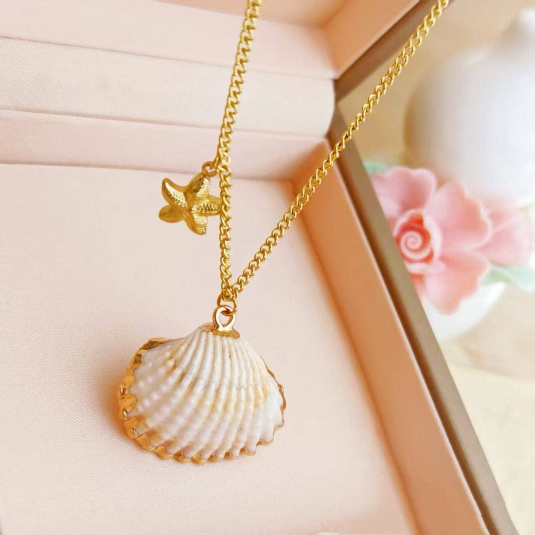 Bohomar Studio goldene Muschelkette mit Seestern Detail Boho Schmuck Sommer