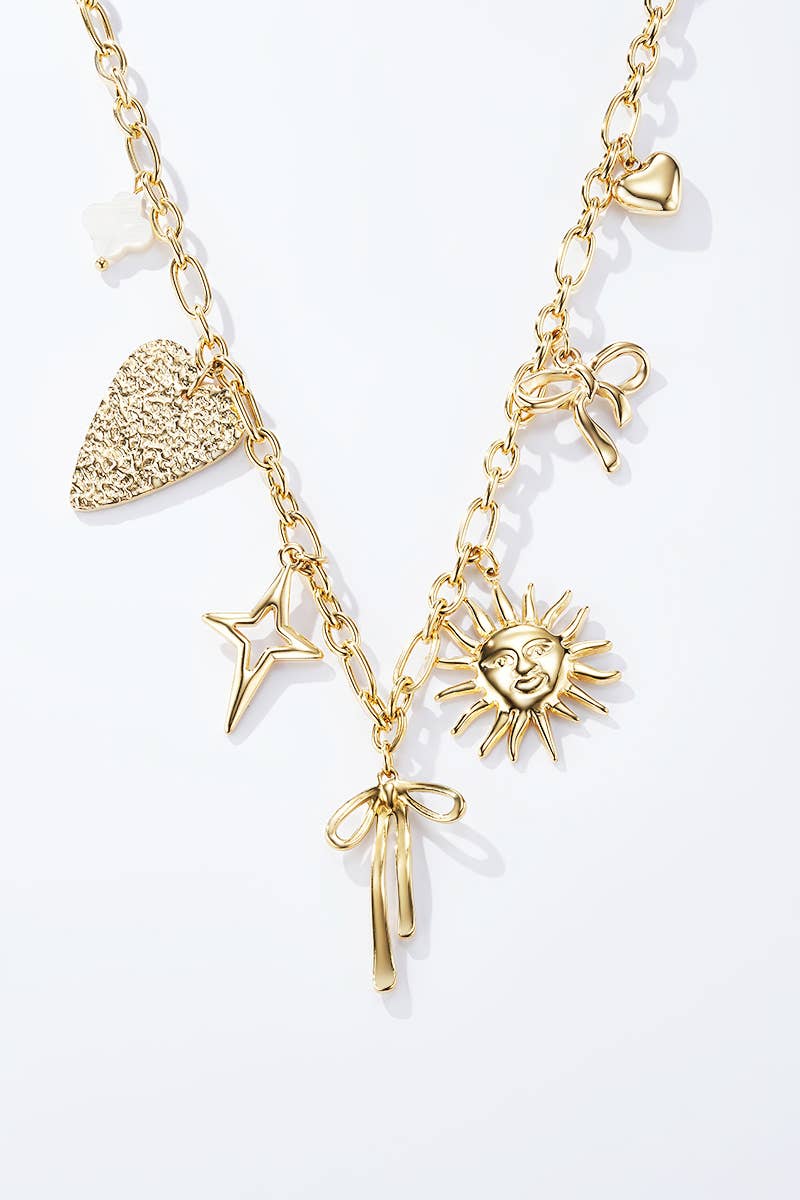 Bohomar Studio goldene Charm Kette mit Sonne Herz Stern und Schleife im Boho Stil

