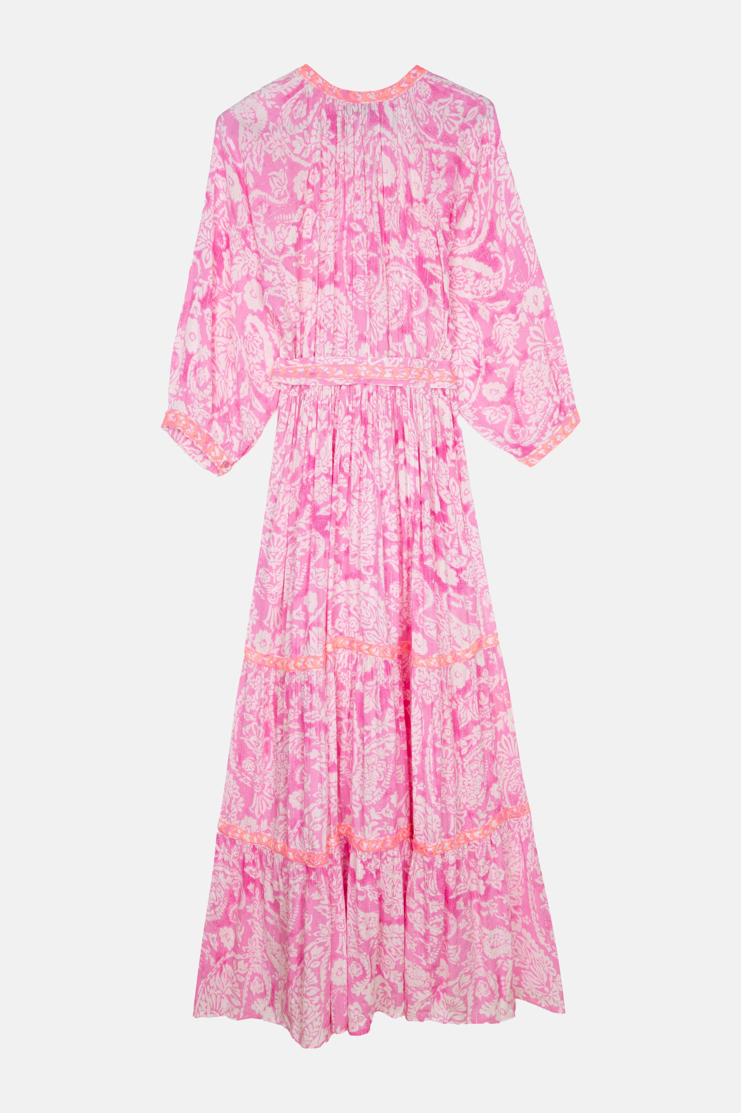 Sahara Rose Maxikleid – Produktbild auf weißem Hintergrund mit Gürtel
