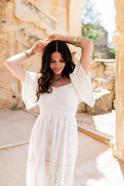 Sommervibes im Sicilia Kleid – leichtes Maxikleid mit Lochstickerei und ausgestellten Ärmeln aus Baumwolle