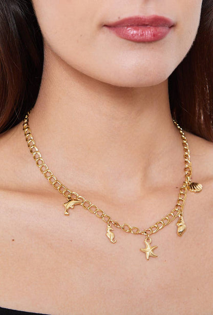 Goldene Gliederkette mit maritimen Anhängern wie Seestern, Muschel und Delfin Bohomar Studio