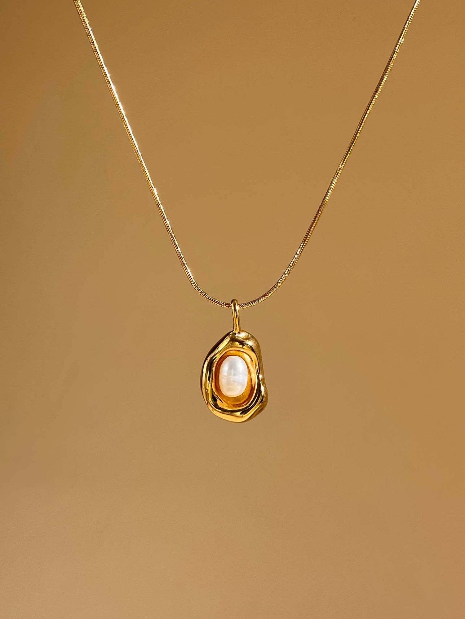 Bohomar Studio goldene Kette mit organischem Anhänger und Perle minimalistischer Boho Schmuck