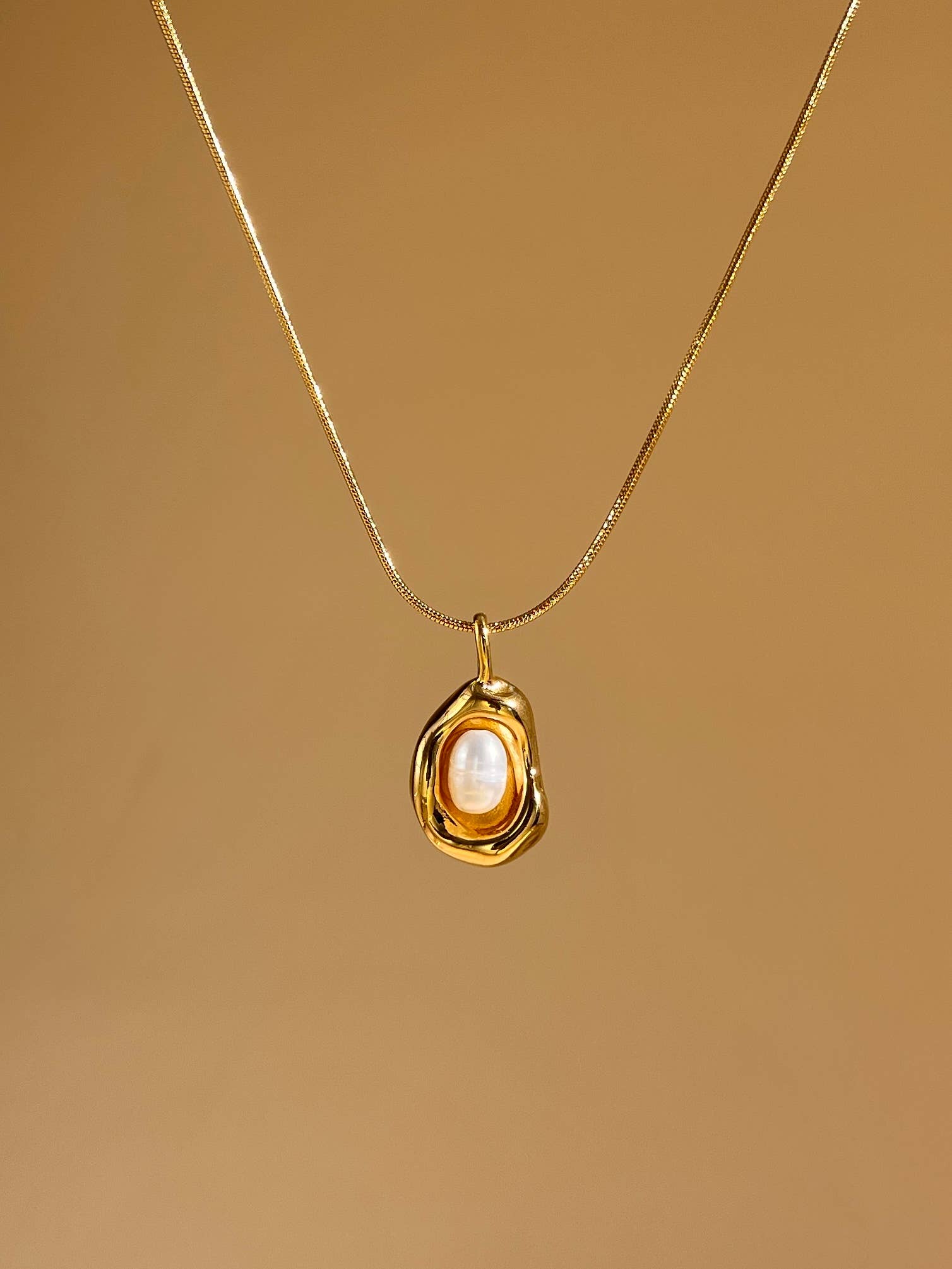 Bohomar Studio goldene Kette mit organischem Anhänger und Perle minimalistischer Boho Schmuck
