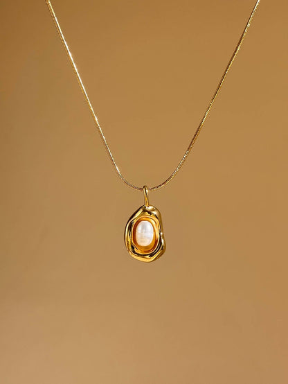 Bohomar Studio goldene Kette mit organischem Anhänger und Perle minimalistischer Boho Schmuck