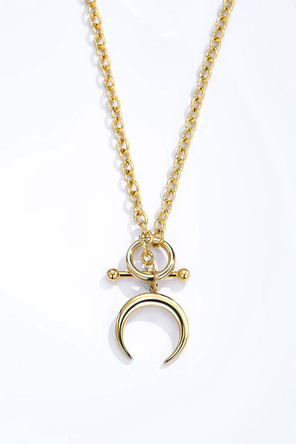 Goldene Halskette mit Halbmond-Anhänger im minimalistischen Design Bohomar Studio