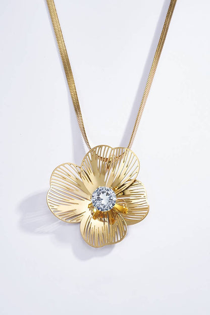 Goldene Statement Kette mit Blütenanhänger und Zirkonia elegant Bohomar Stil