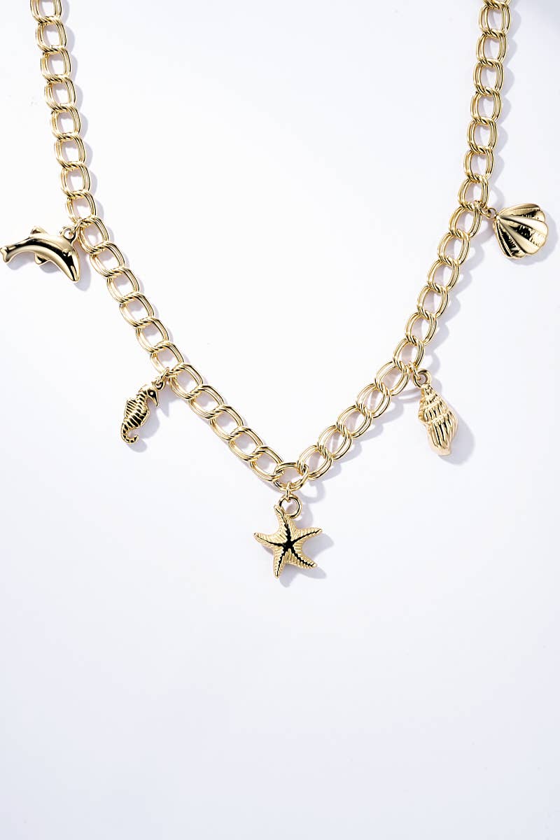 Goldene Gliederkette mit maritimen Anhängern wie Seestern, Muschel und Delfin Bohomar Studio