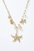 Bohomar Studio goldene Statement Halskette mit Seestern Anhänger Muscheln Perlen und maritimen Charms aus Edelstahl 18K vergoldet