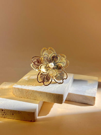 Luna Petal – Vergoldeter Blumenring mit geschwungenen Blütenblättern &amp; Perle aus 18K vergoldetem Stainless Steel
