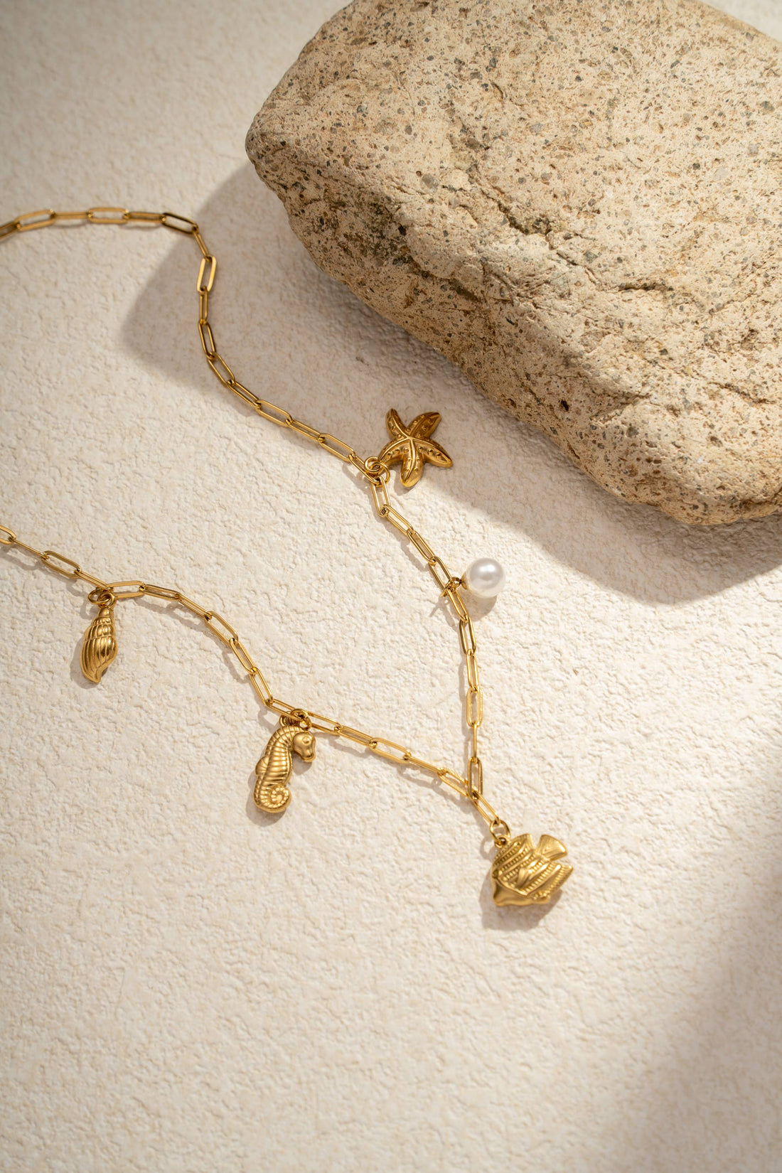 Bohomar Studio goldene Kette mit maritimen Anhängern Seestern Muschel Seepferdchen und Perle Boho Schmuck
