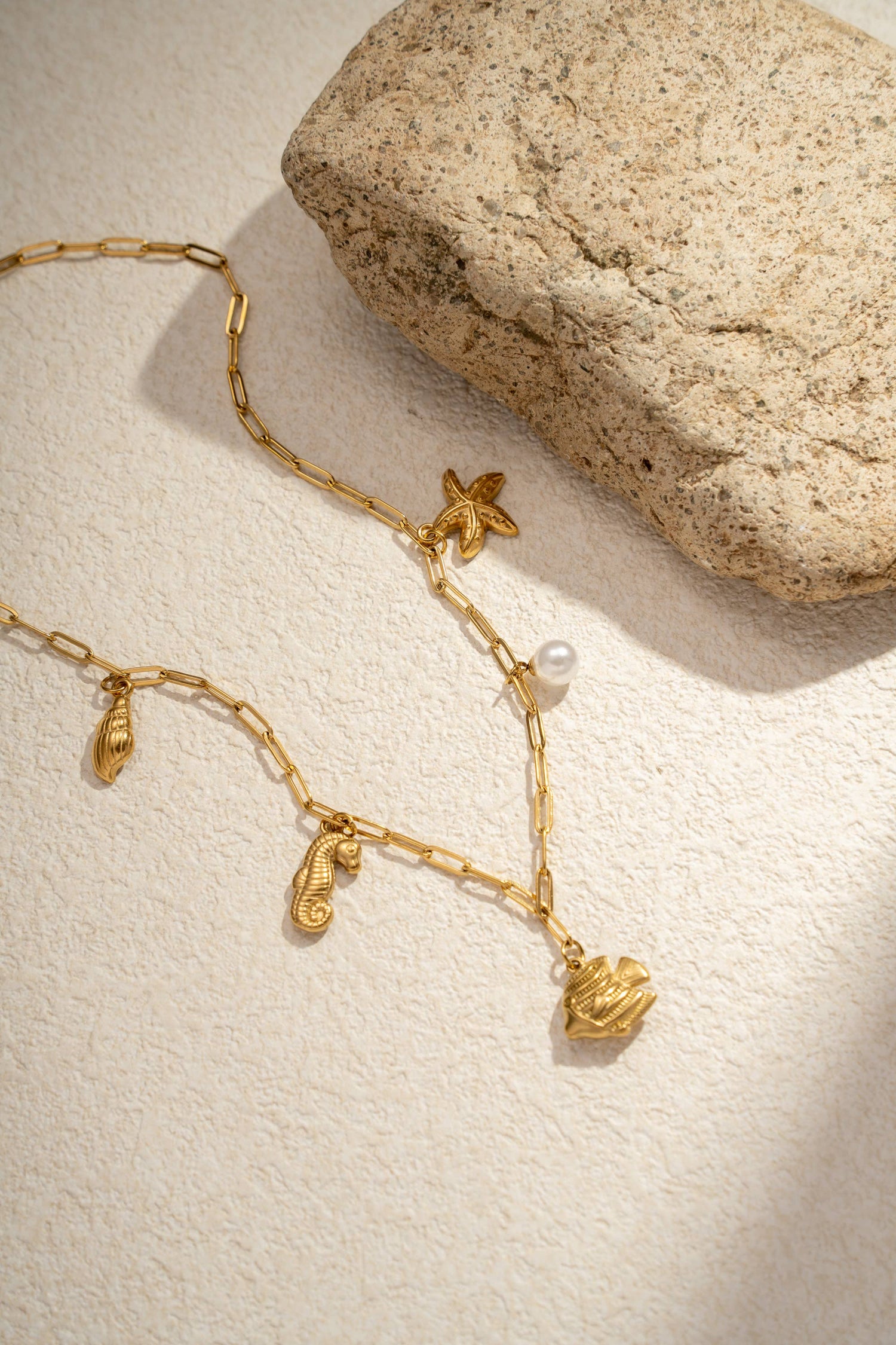 Bohomar Studio goldene Kette mit maritimen Anhängern Seestern Muschel Seepferdchen und Perle Boho Schmuck