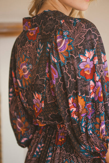 SCHWARZES JASMIN-MIDIKLEID MIT LOTUS-PRINT Jaase