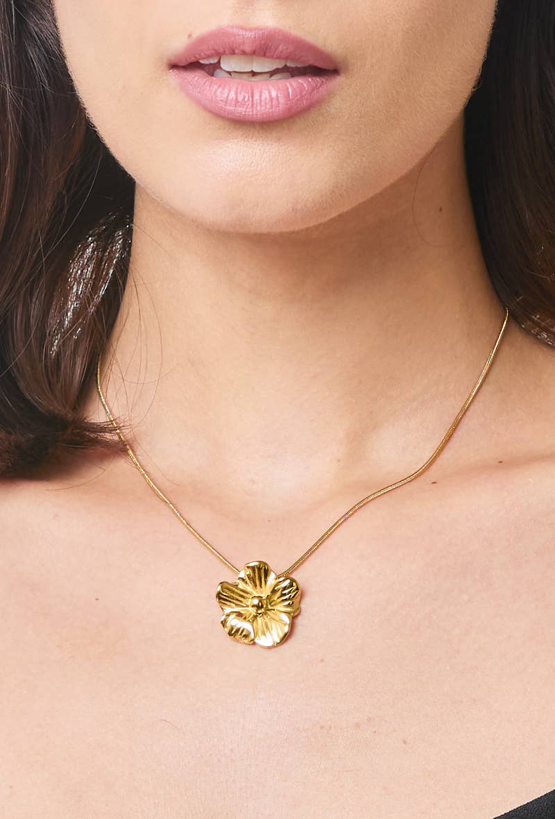 Goldene Halskette mit großer Blumen-Anhänger, elegant und feminin Bohomar Studio