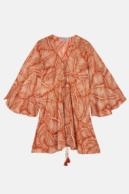 Studioaufnahme des „Palm Brown“-Kleids – kurze Länge, V-Ausschnitt, Tunnelzug in der Taille, ausgestellte Ärmel.