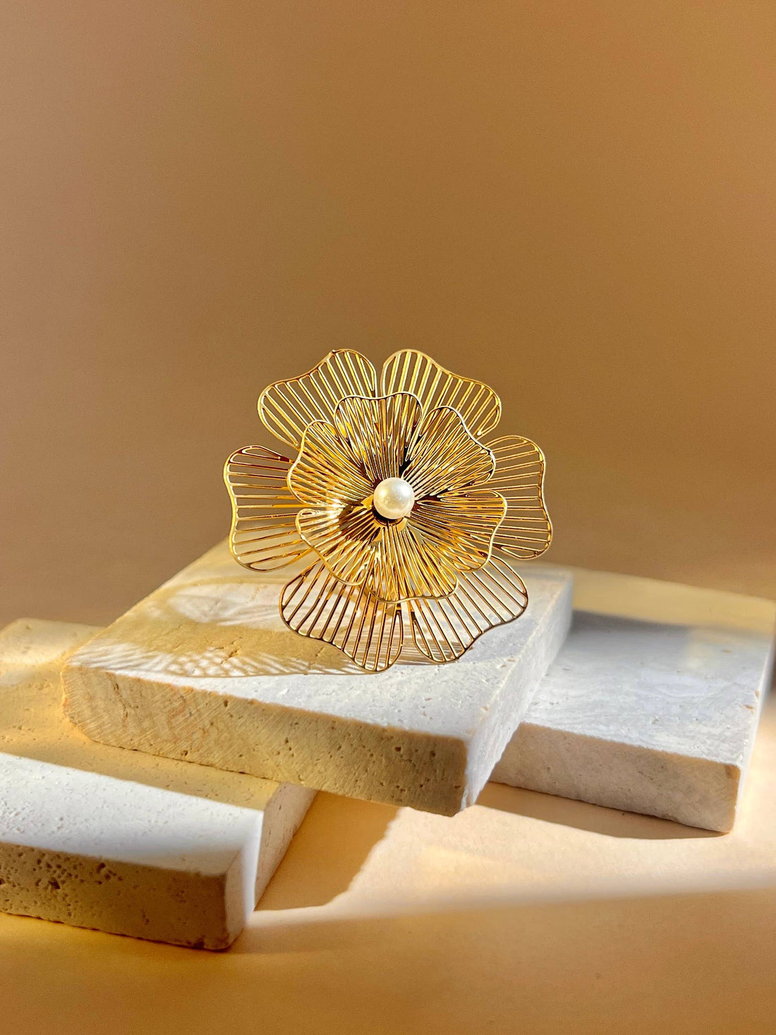 Golden Bloom – Statement-Ring aus 18K vergoldetem Edelstahl in Blütenform mit Perle, hypoallergen &amp; größenverstellbar