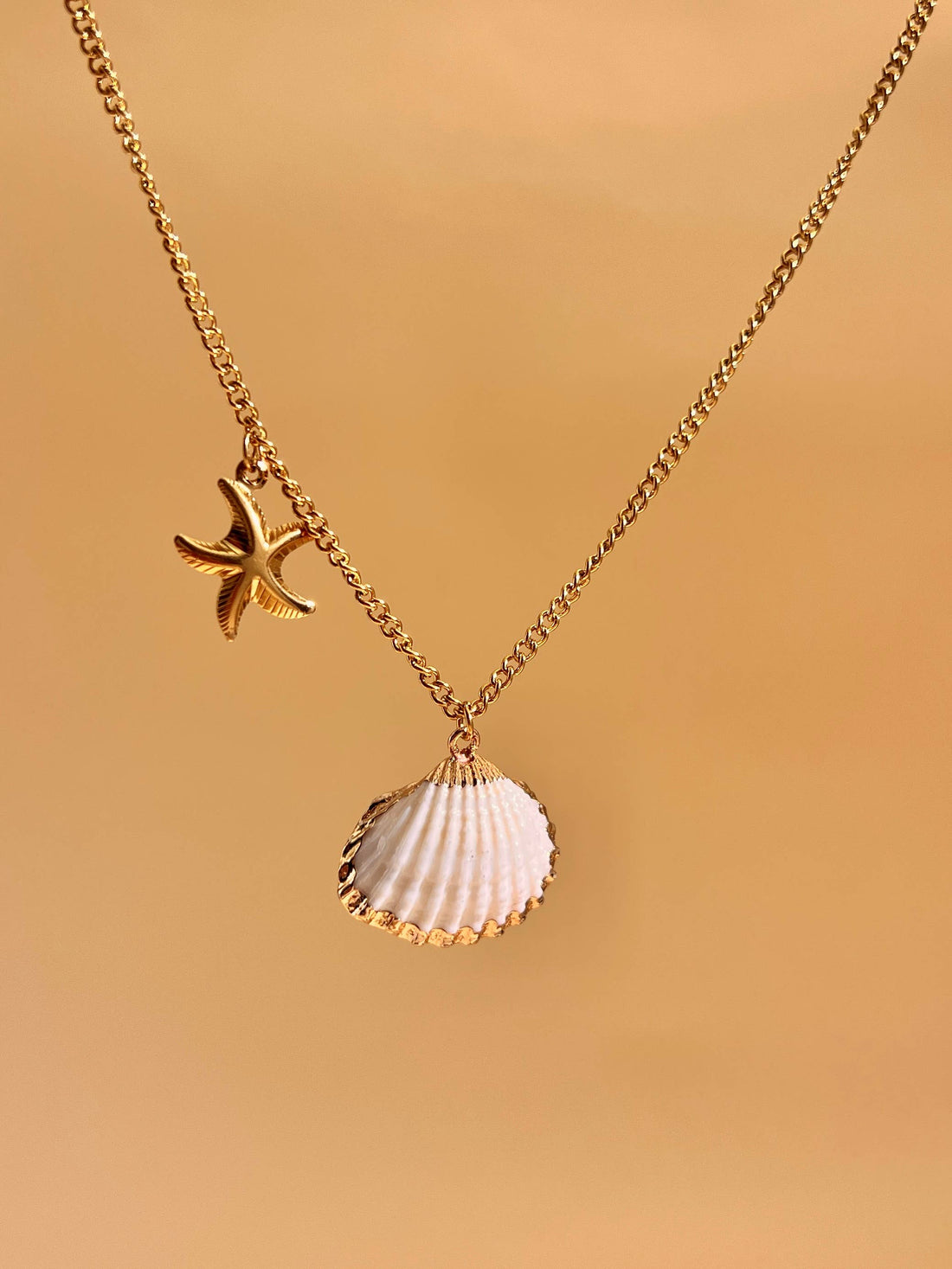 Bohomar Studio goldene Muschelkette mit Seestern Detail Boho Schmuck Sommer