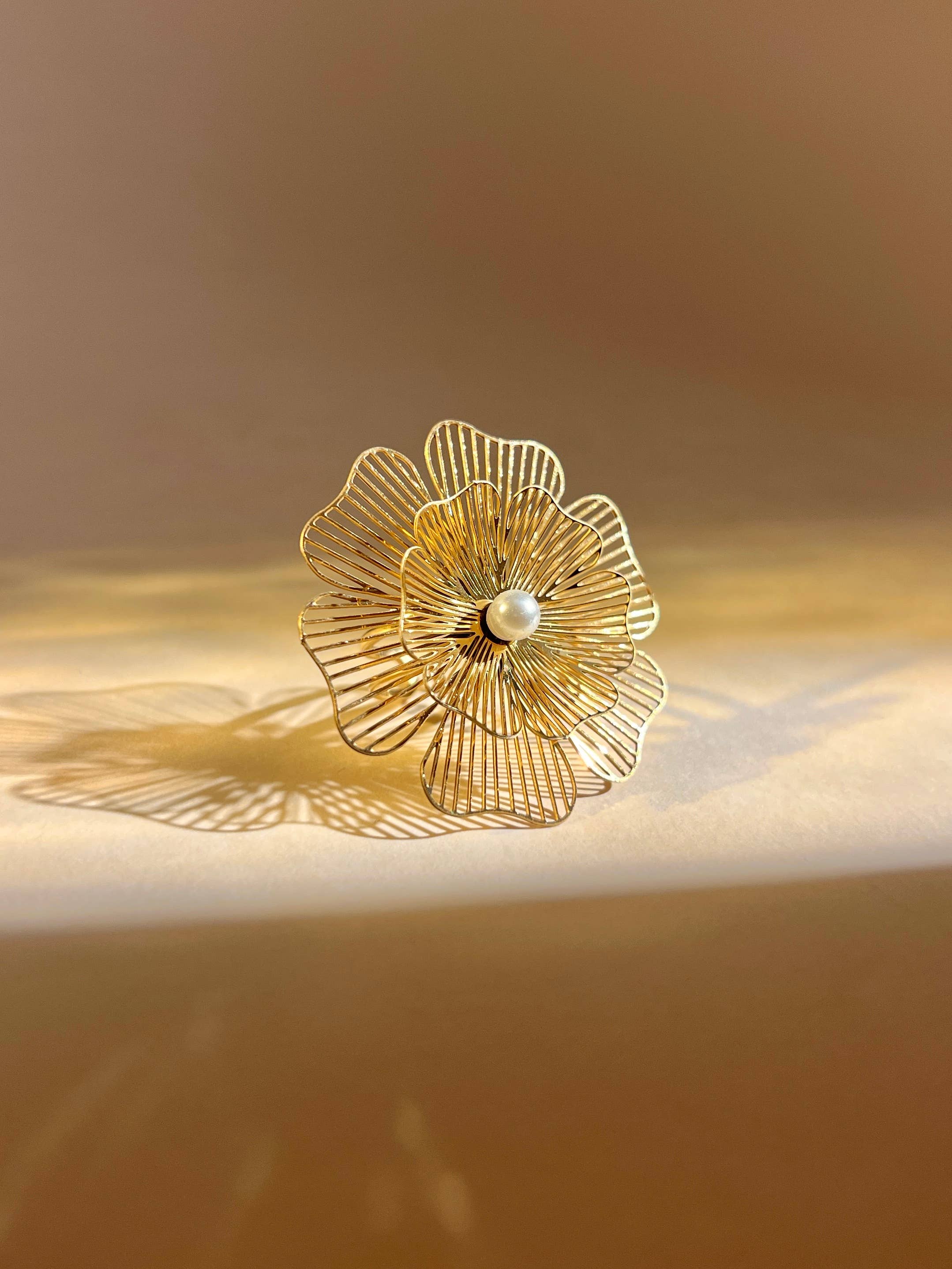 Golden Bloom – Statement-Ring aus 18K vergoldetem Edelstahl in Blütenform mit Perle, hypoallergen &amp; größenverstellbar