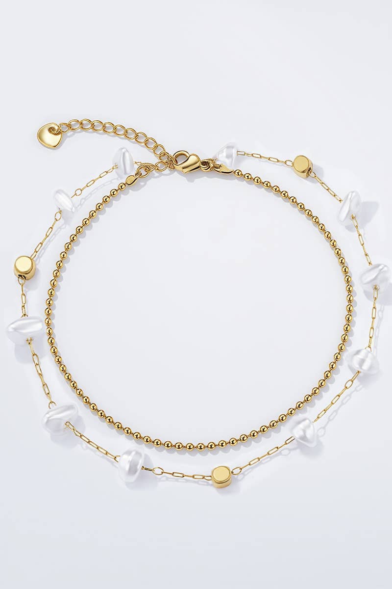 Bohomar Studio doppelte Fußkette mit feinen Goldketten und weißen Perlen im zarten Boho Stil