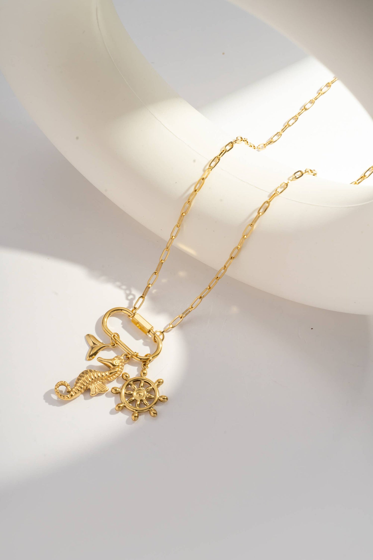 Bohomar Studio goldene Kette mit maritimen Anhängern Seepferdchen Steuerrad Boho Schmuck
