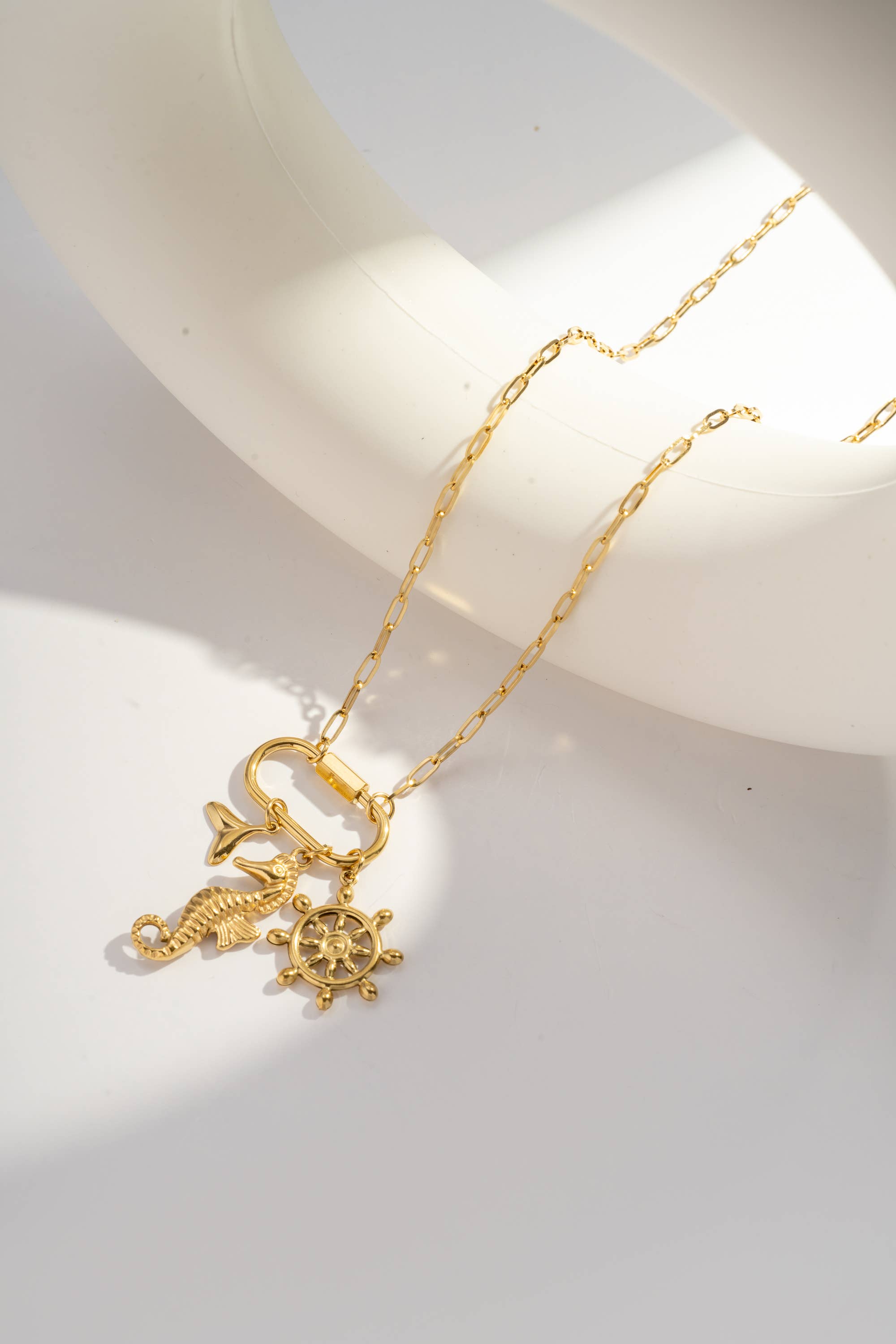 Bohomar Studio goldene Kette mit maritimen Anhängern Seepferdchen Steuerrad Boho Schmuck
