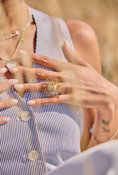 Golden Bloom – Statement-Ring mit Perlendetail Frollein Herzblut
