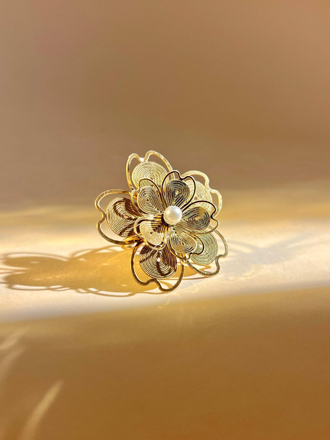 Luna Petal – Vergoldeter Blumenring mit geschwungenen Blütenblättern &amp; Perle aus 18K vergoldetem Stainless Steel