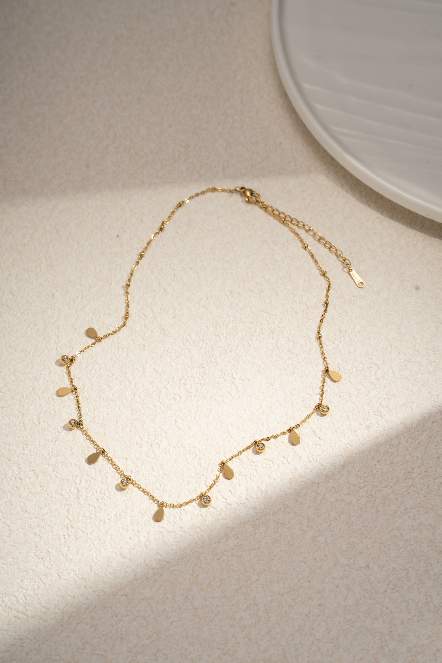 Bohomar Studio zarte goldene Kette mit Tropfen Anhängern und Kristallen filigraner Schmuck