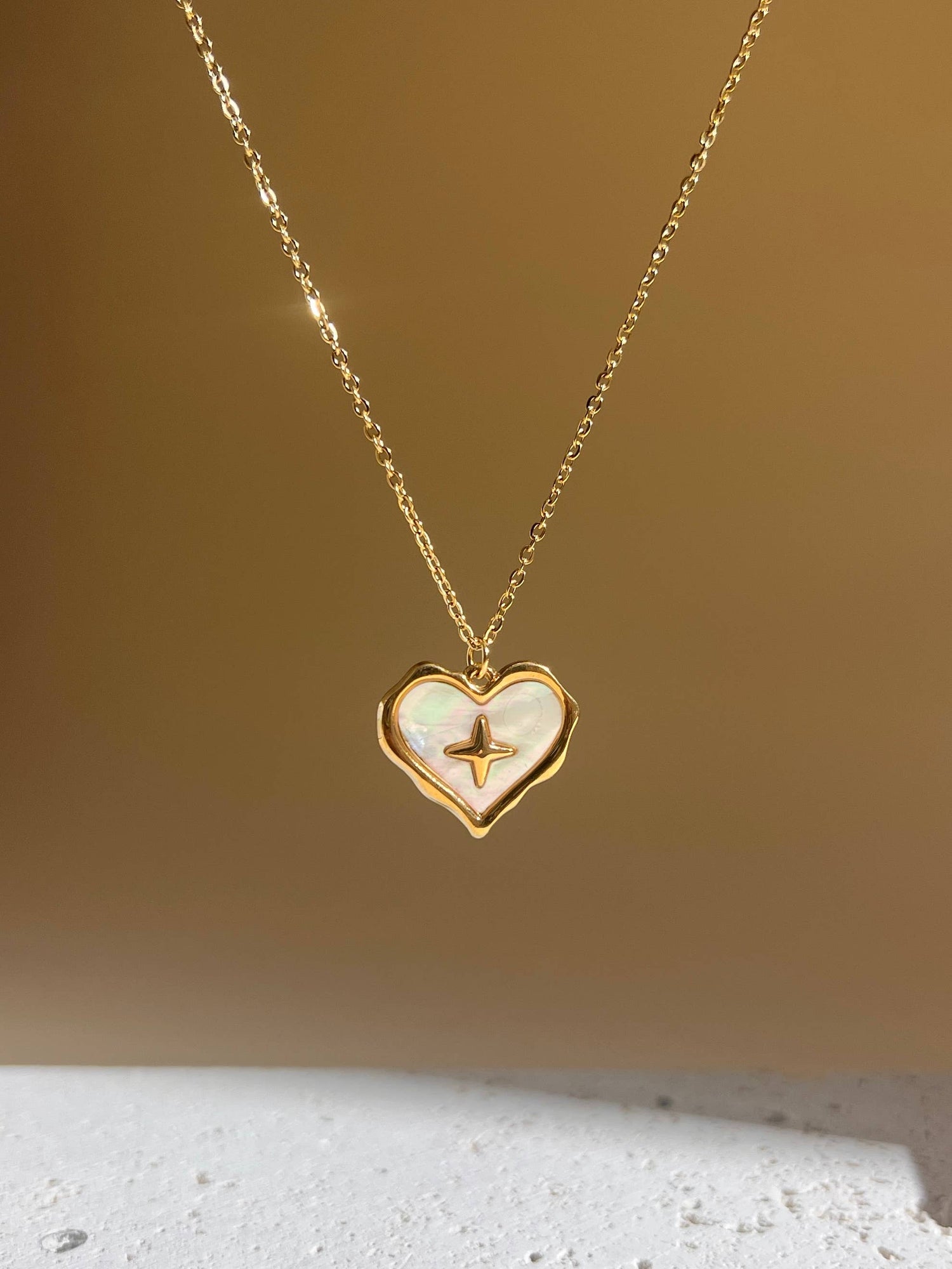 Bohomar Studio goldene Herzkette mit Perlmutt Inlay und Seestern Anhänger Boho Schmuck