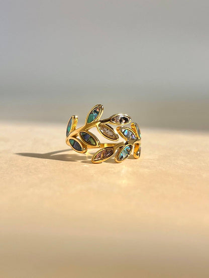 Iridescent Ivy – Vergoldeter Damenring mit schillernden Perlmuttblättern, verstellbar, Edelstahl 18K vergoldet, hypoallergen