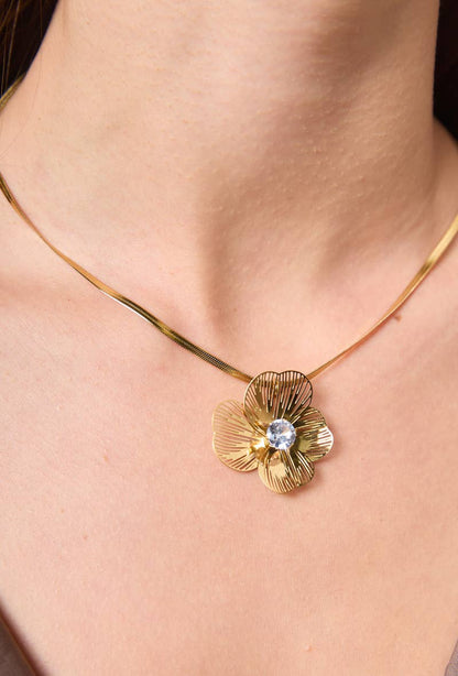 Goldene Statement Kette mit Blütenanhänger und Zirkonia elegant Bohomar Stil