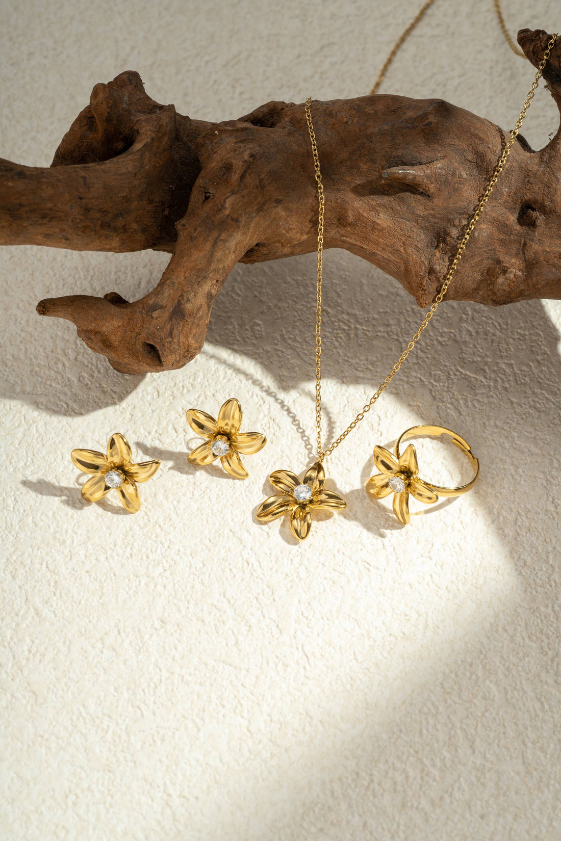 Solara Petals – 18K vergoldete Ohrstecker in Blütenform mit Kristallstein aus hypoallergenem Edelstahl