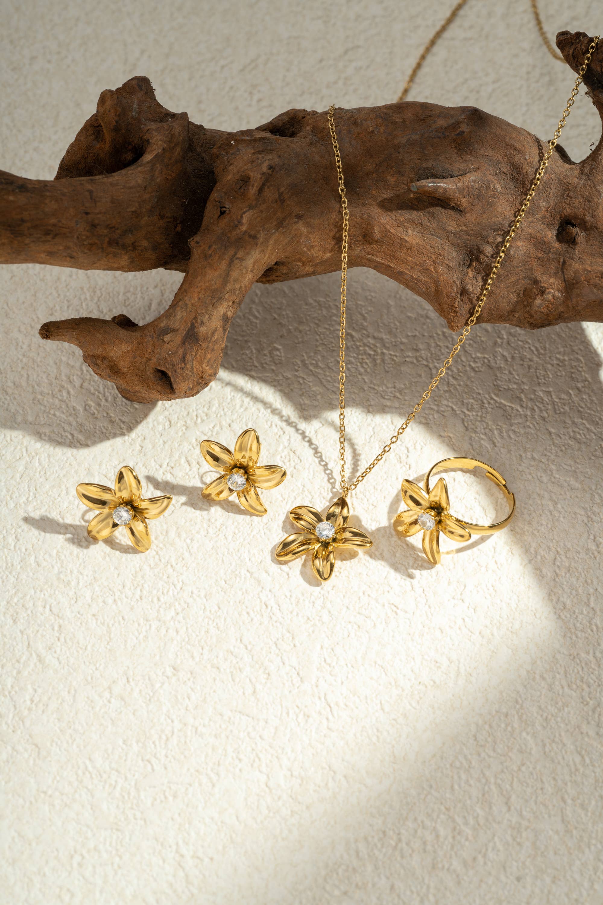 Solara Petals – 18K vergoldete Ohrstecker in Blütenform mit Kristallstein aus hypoallergenem Edelstahl