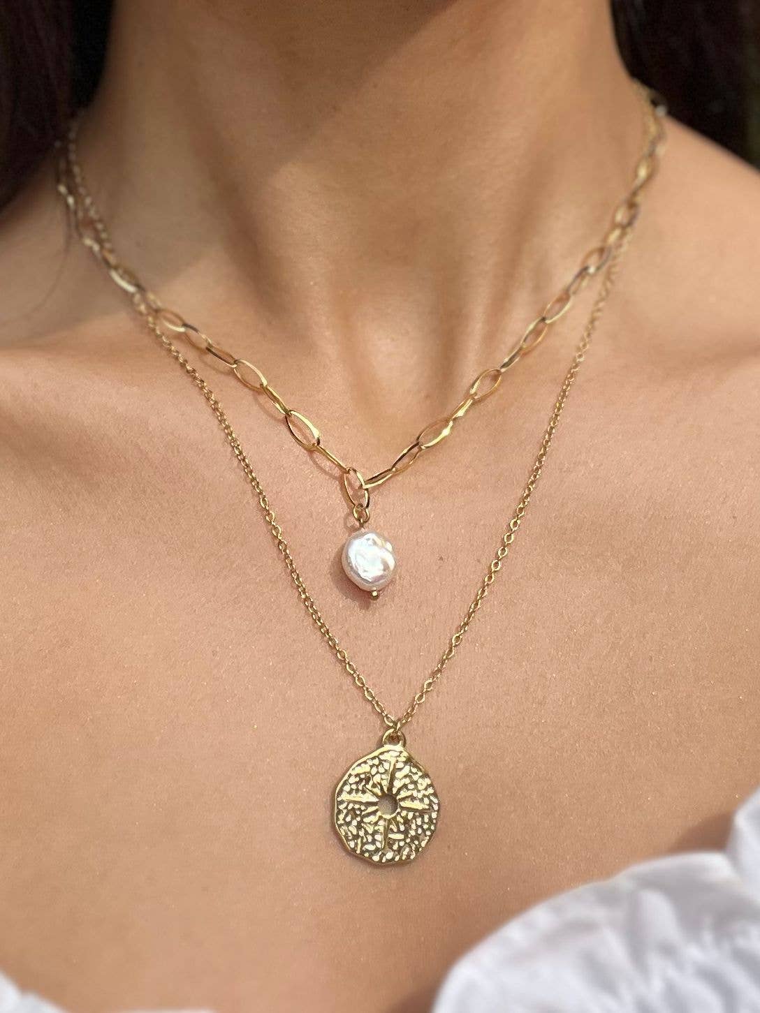Bohomar Studio goldene Layering Kette mit Coin Anhänger und Perle im Boho Stil
