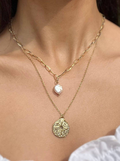 Bohomar Studio goldene Layering Kette mit Coin Anhänger und Perle im Boho Stil