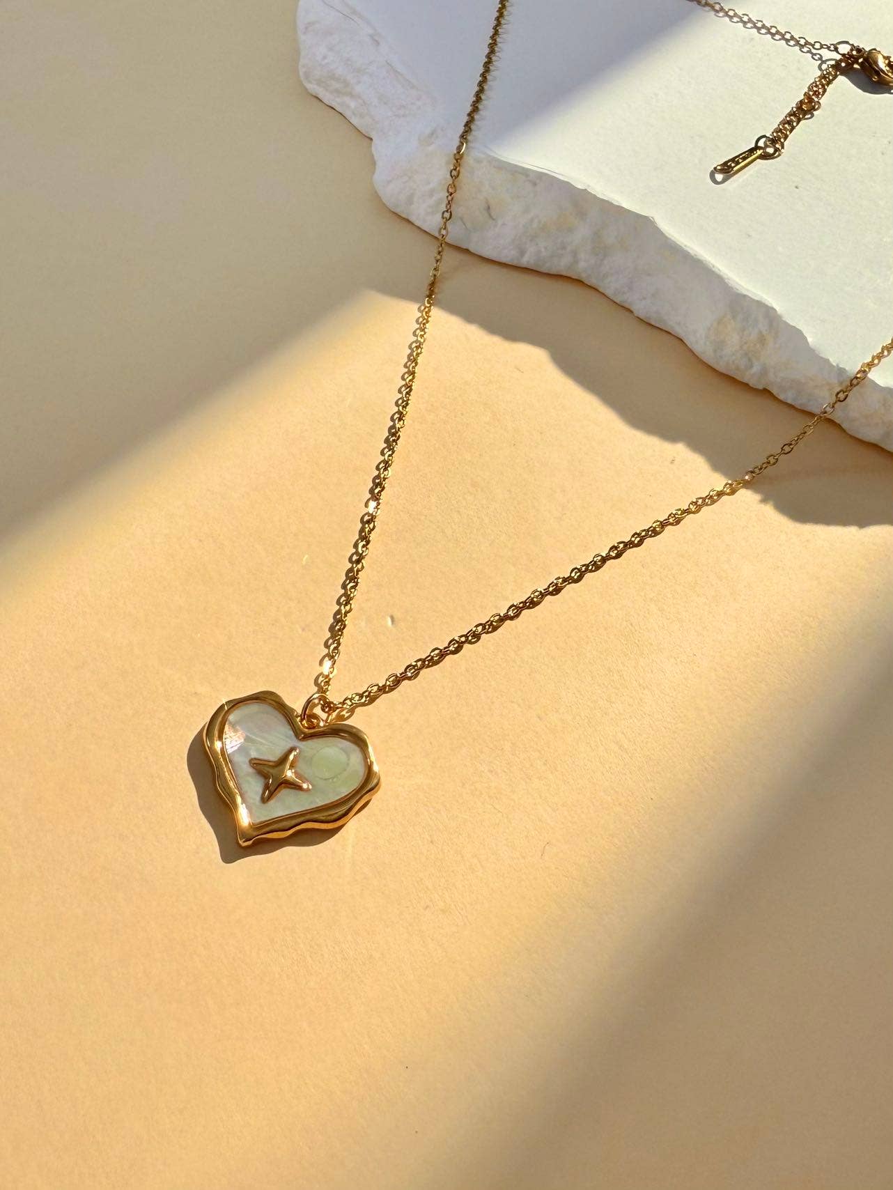 Bohomar Studio goldene Herzkette mit Perlmutt Inlay und Seestern Anhänger Boho Schmuck