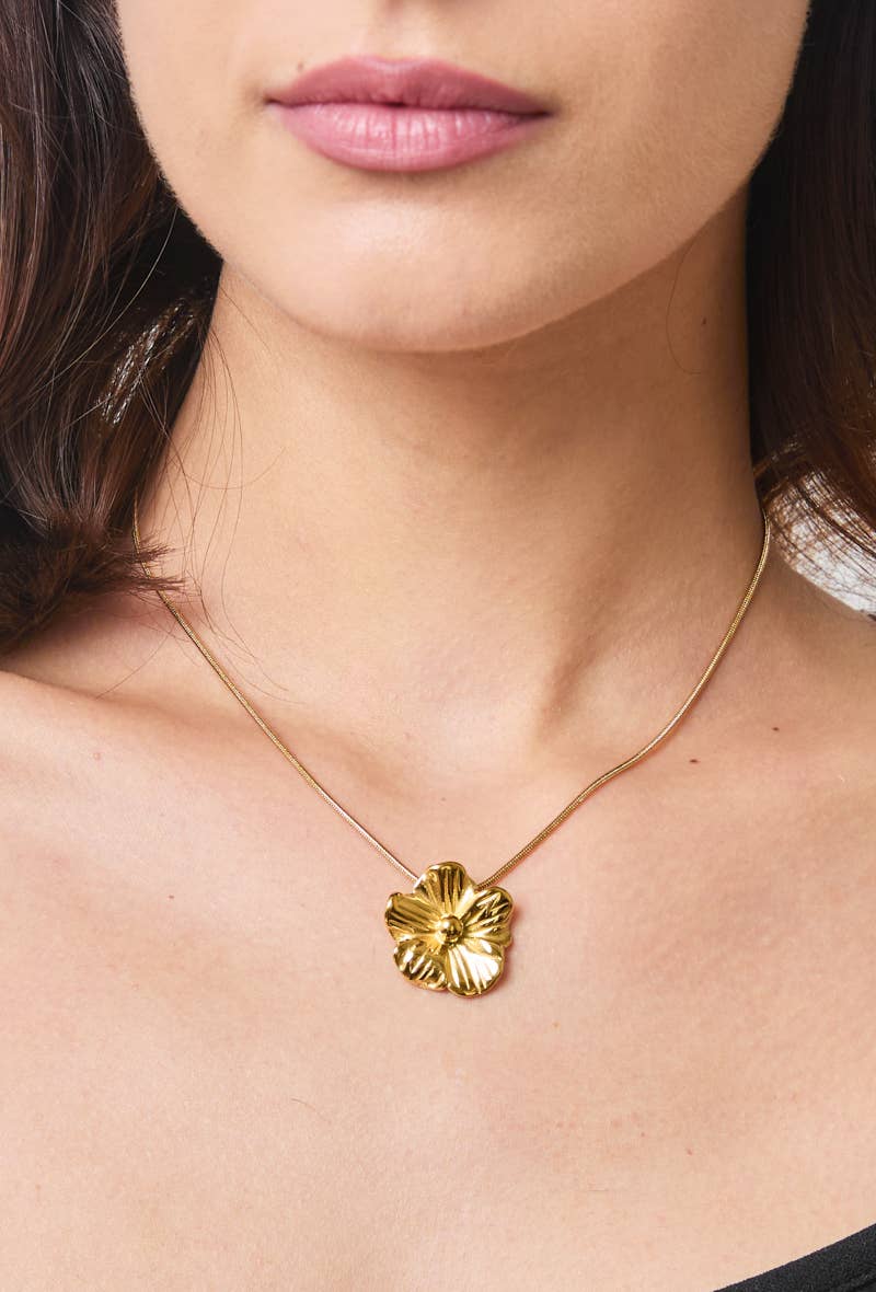 Goldene Halskette mit großer Blumen-Anhänger, elegant und feminin BOHOMAR STUDIO