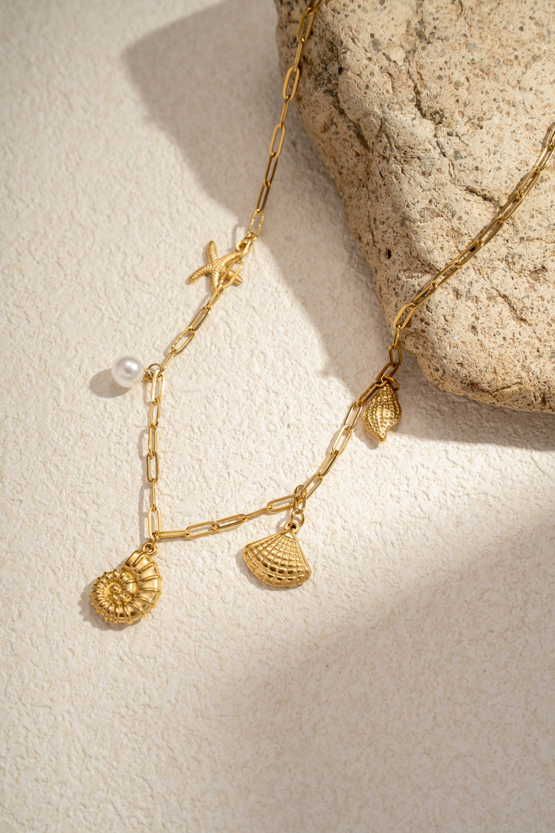 Bohomar Studio goldene Muschelkette mit maritimen Anhängern Boho Schmuck Sommer