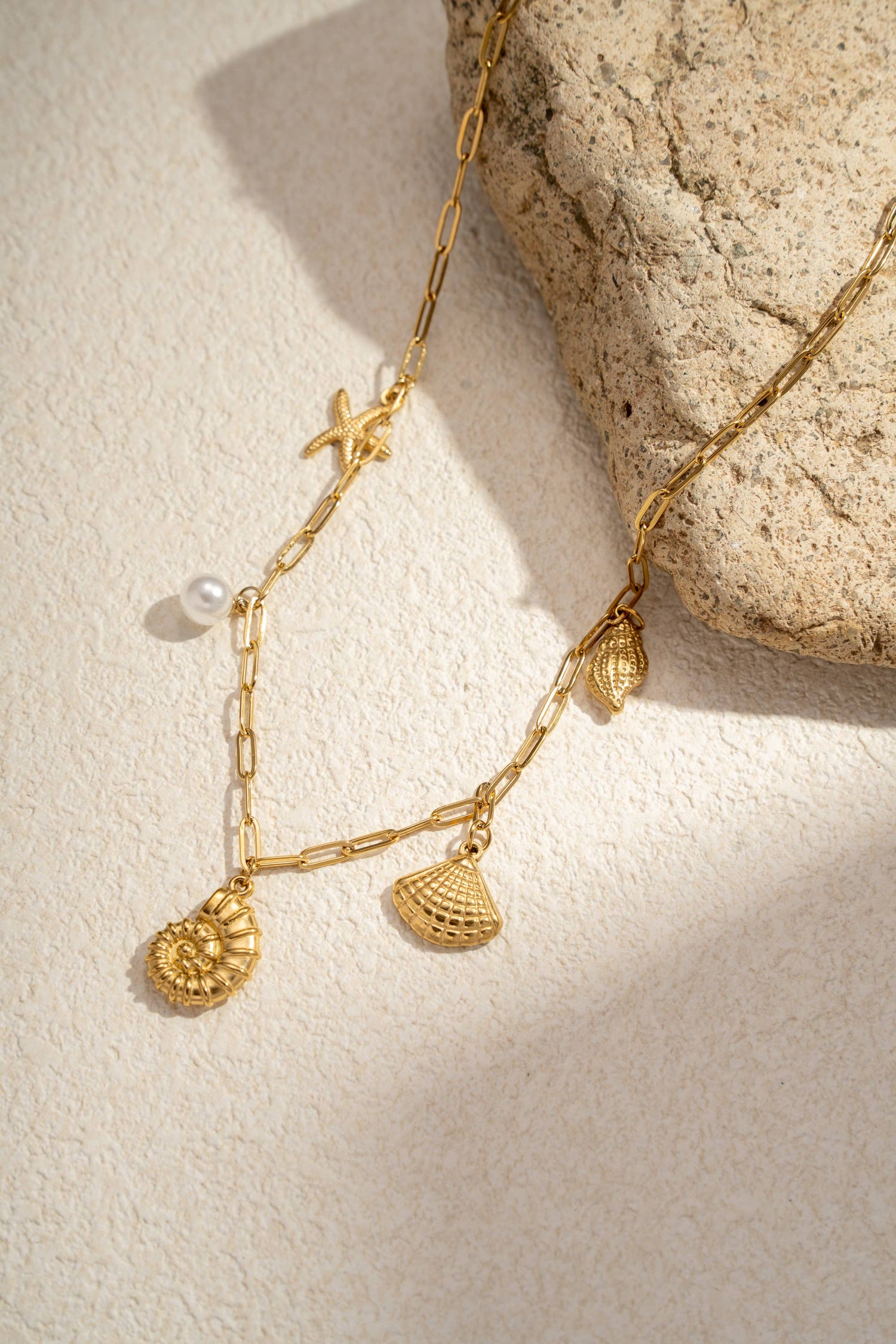 Bohomar Studio goldene Muschelkette mit maritimen Anhängern Boho Schmuck Sommer