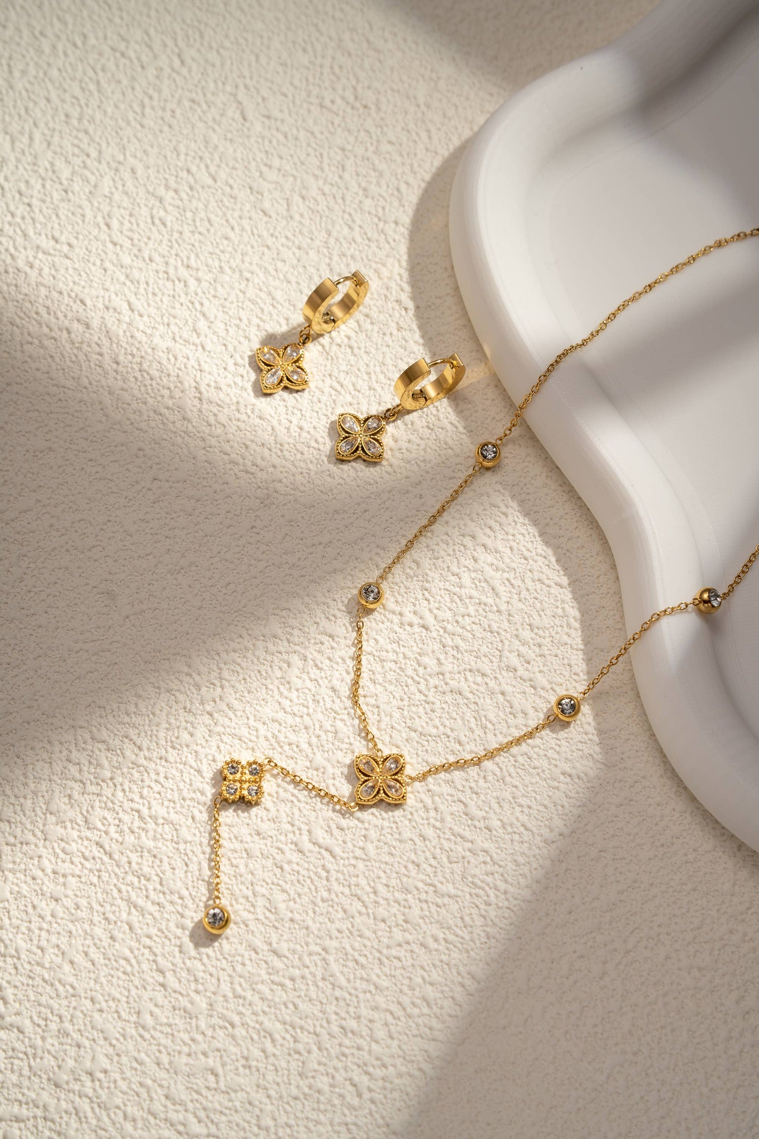 Zarte Halskette mit Blütenanhänger und Zirkonia-Steinen, 18K vergoldeter Edelstahl